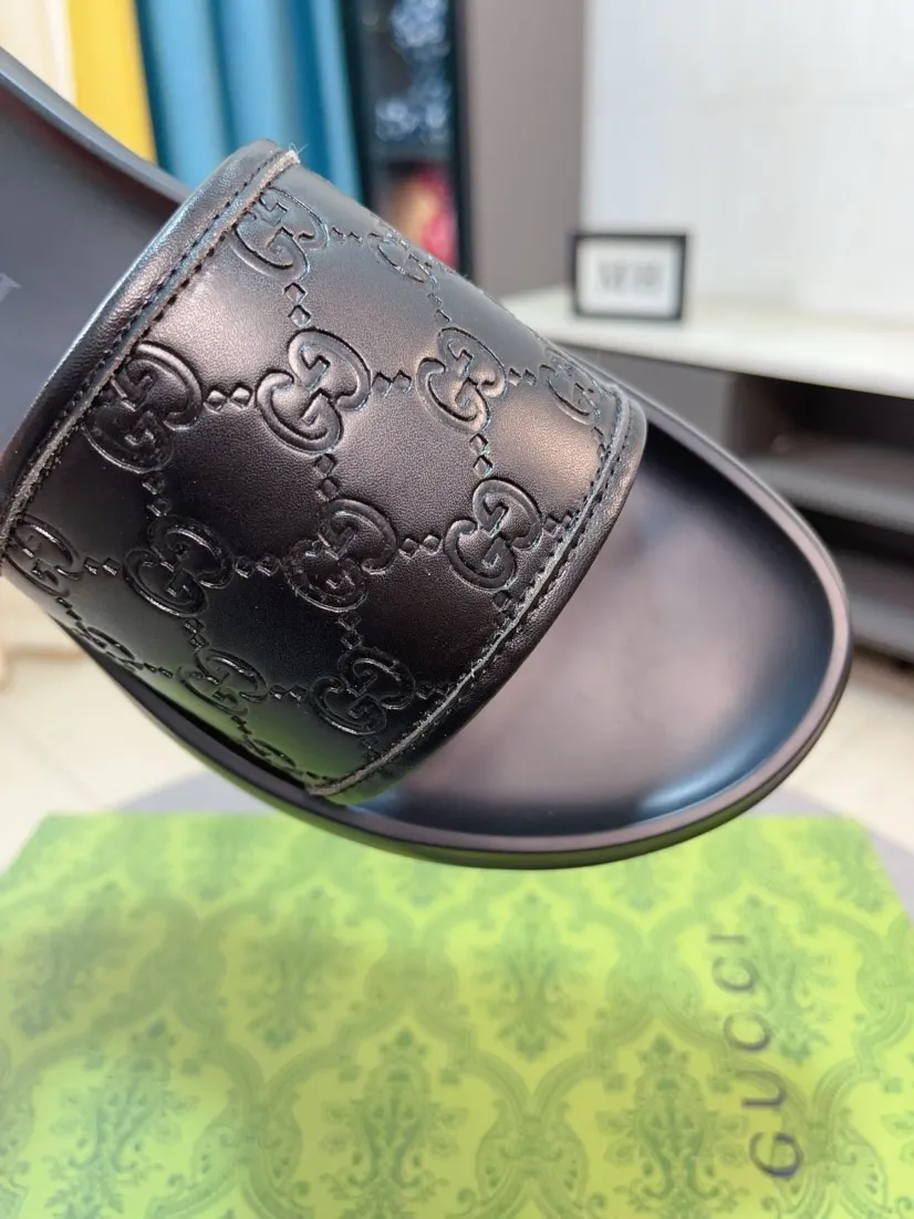 Men's shoes 💰260🌹🌹 (gucci-Gucci) New men's slippers, high-end boutique, made of cowhide, with exquisite embossed logo decoration on the upper, fine workmanship, super soft soles, casual, loose and comfortable, a must-have in summer! \nsize：38-44
